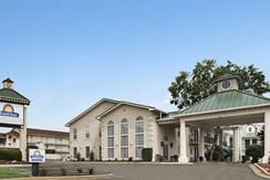 Exterior of Days Inn hotel for sale in Missouri