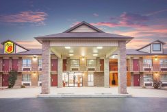 2 Story Super 8 Hotel Porte Cochere
